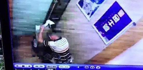 网传"男子电梯内大便" 物业:老人患病突然失禁