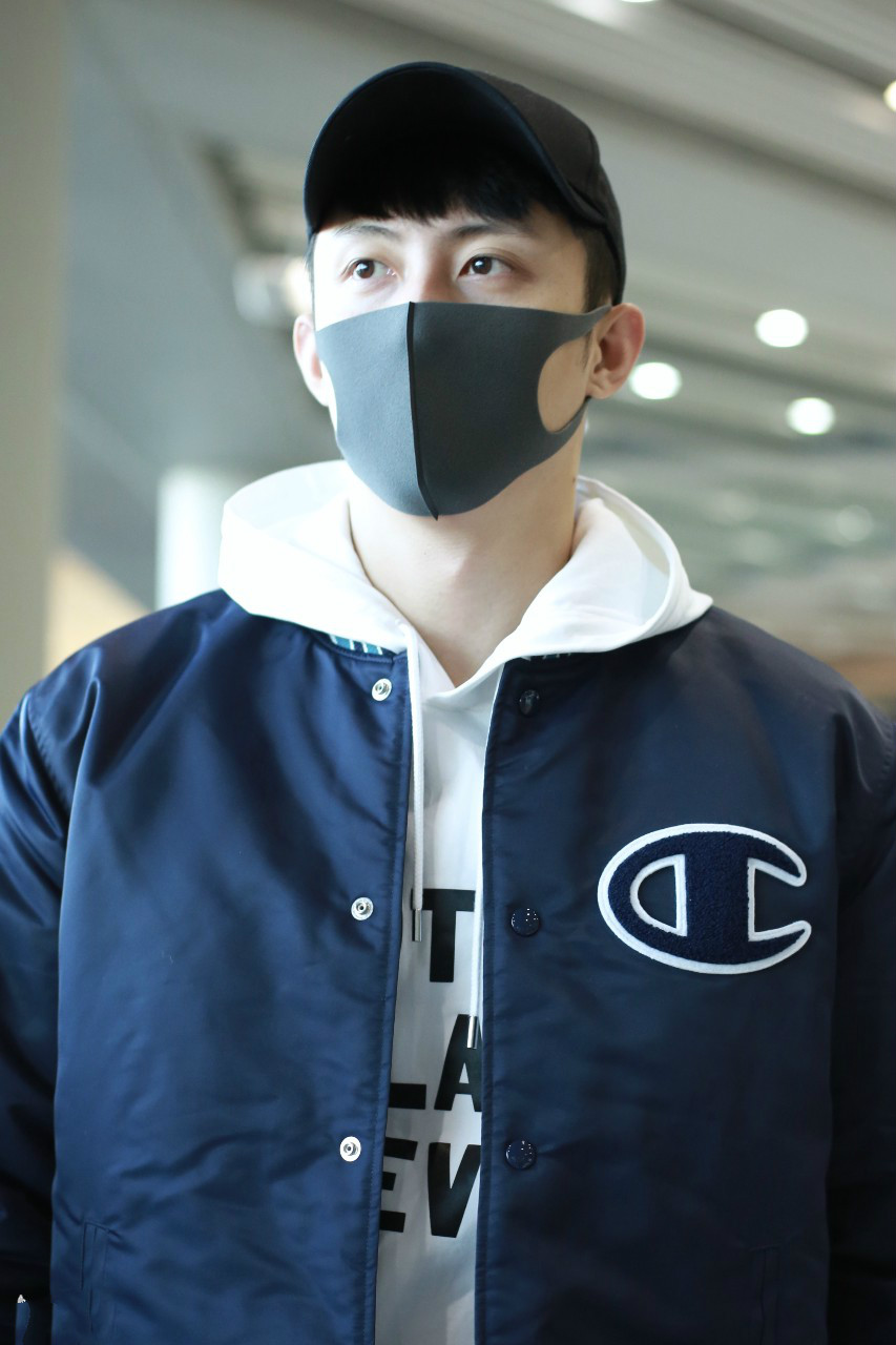 黄景瑜穿黑色棒球服内搭白卫衣现身机场,戴黑色棒球帽和口罩遮面