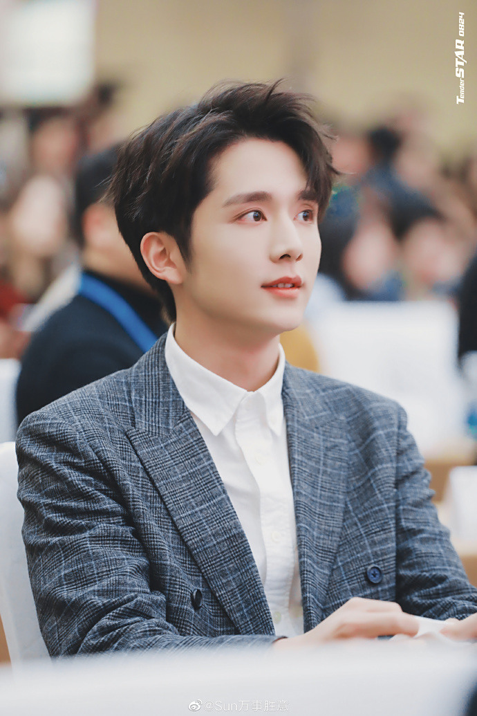 c>>关注#张新成##云娱乐#2