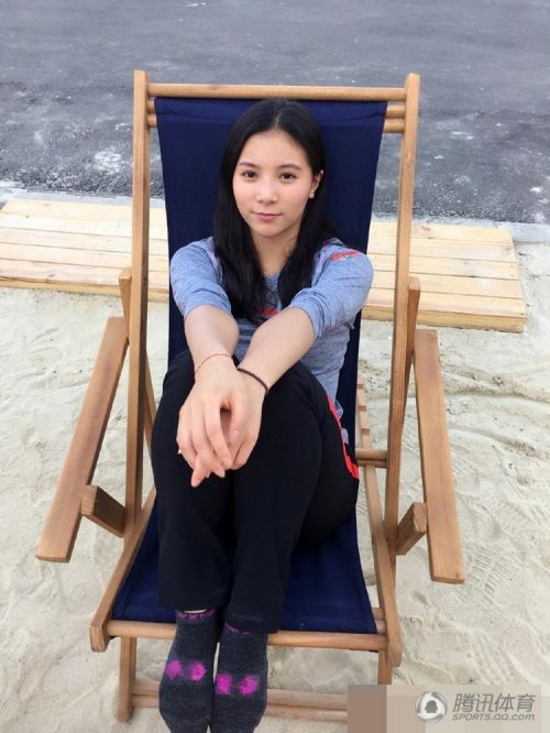 照片中,何姿置身于无边泳池,身穿黑色花边抹胸泳衣,头戴草帽被浸湿的