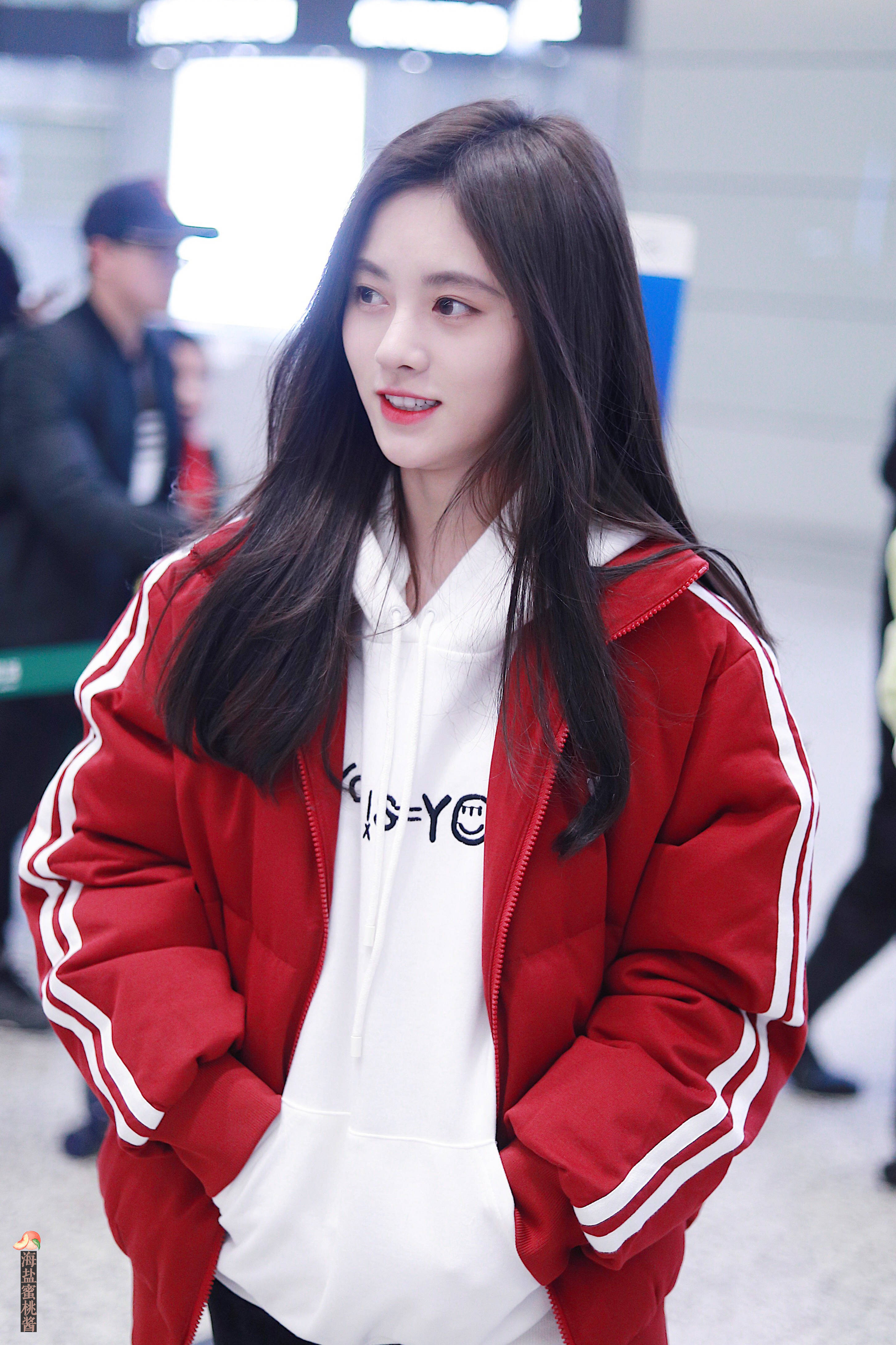 鞠婧祎穿红色羽绒服内搭白色卫衣现身机场,皮肤白皙,笑容甜美.