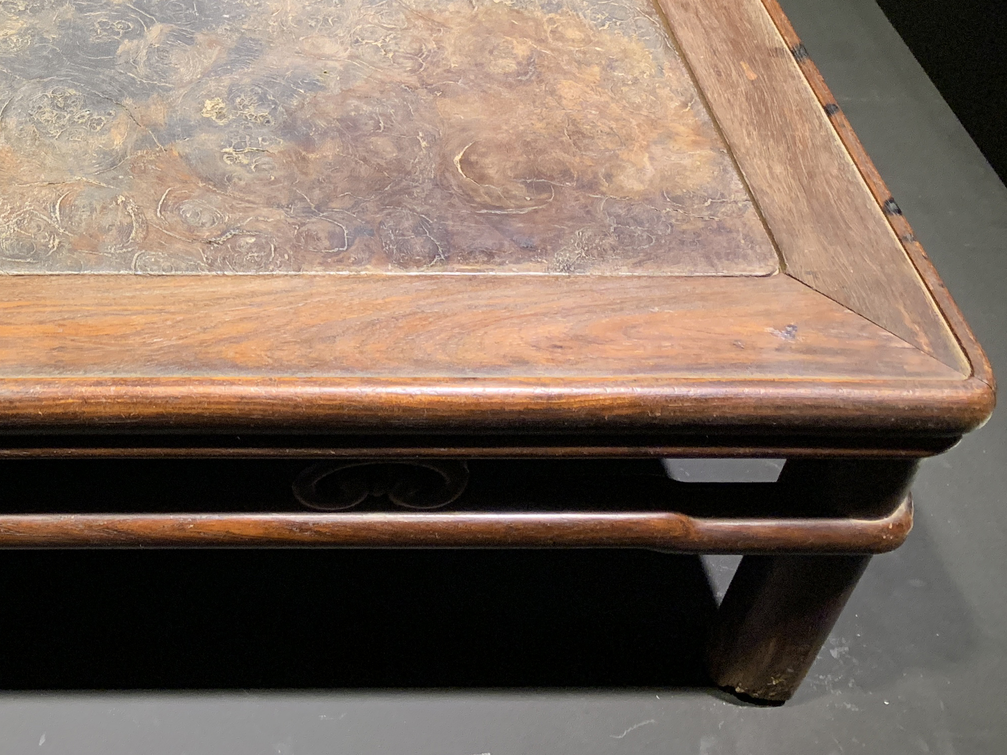 品相一般器型好,黄花梨方炕桌拍出92万元