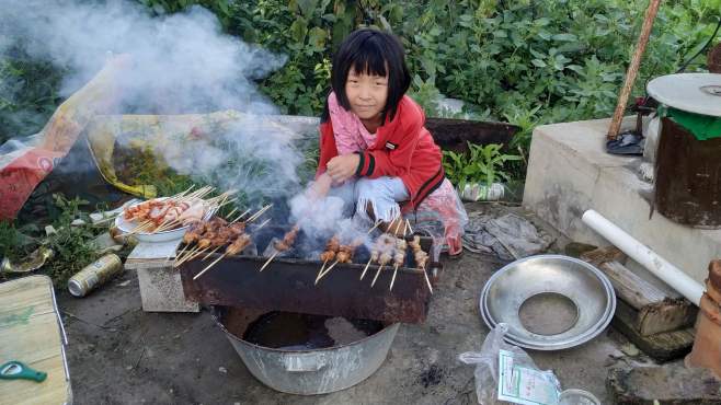 [图]父母在外，留守小姑娘馋羊肉串了，看到她吃到嘴的那一刻，好心暖