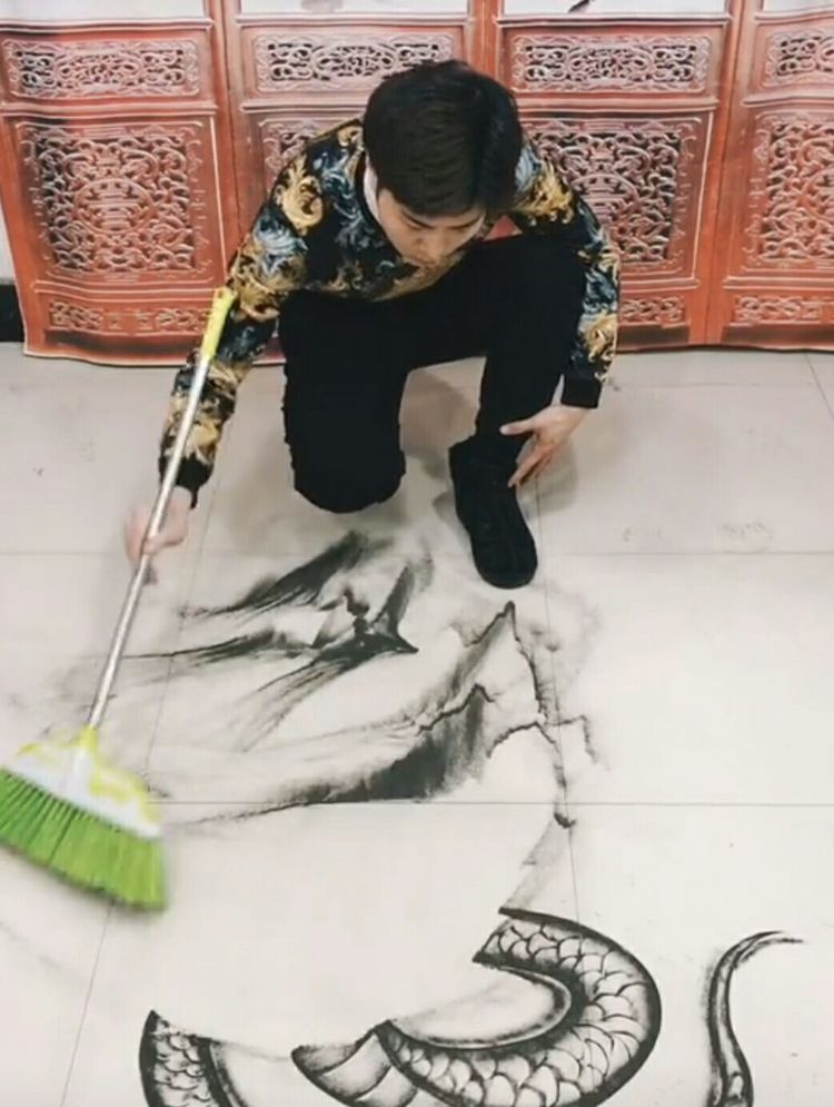 二十多岁小伙天天在家玩弄灰尘,网友看到他的作品后纷纷点赞