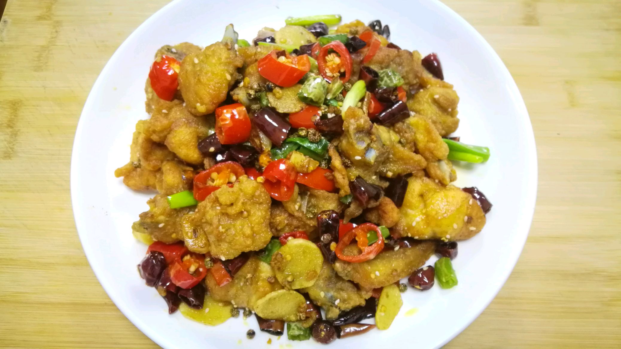 香辣干煸鸡好吃有诀窍，学会这做法，鸡肉外焦里嫩，酥香入味