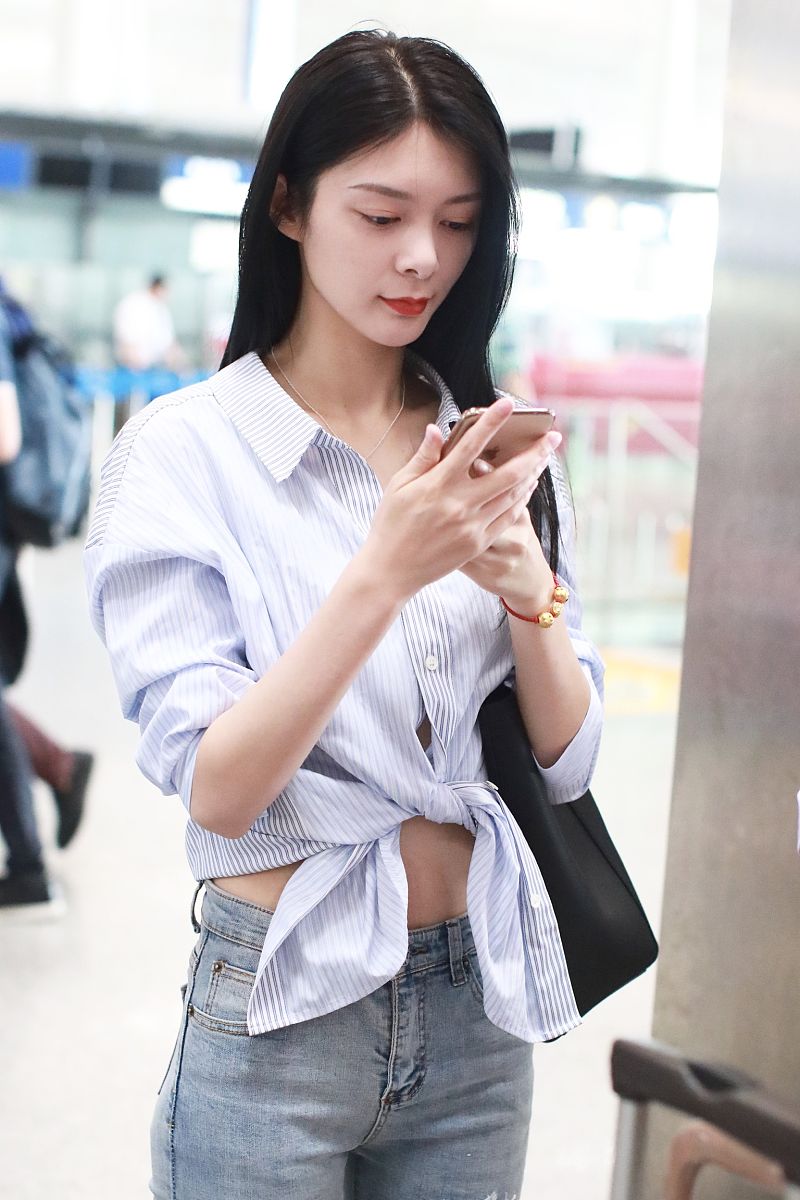 傅菁街拍:条纹打结露脐衬衣balenciaga包袋 下穿铅笔裤高挑纤瘦