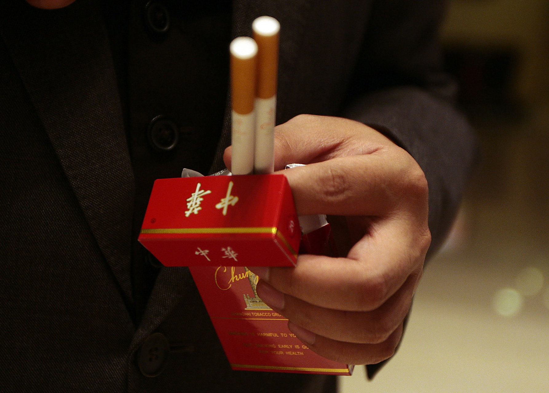 领导快下班的时候,把我叫到办公室,问我有没有爱吸烟的朋友,听到我说