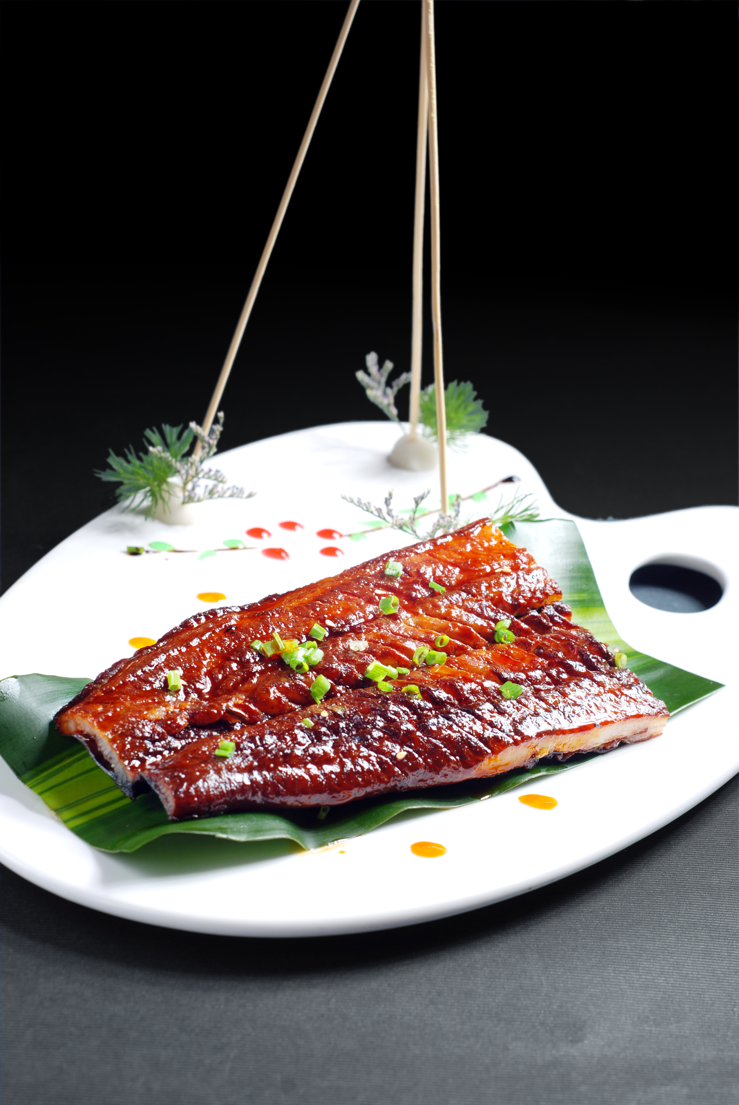 吊烧白鳝:这种食物是人间的一种野味,味道非常的纯正,营养丰富,很