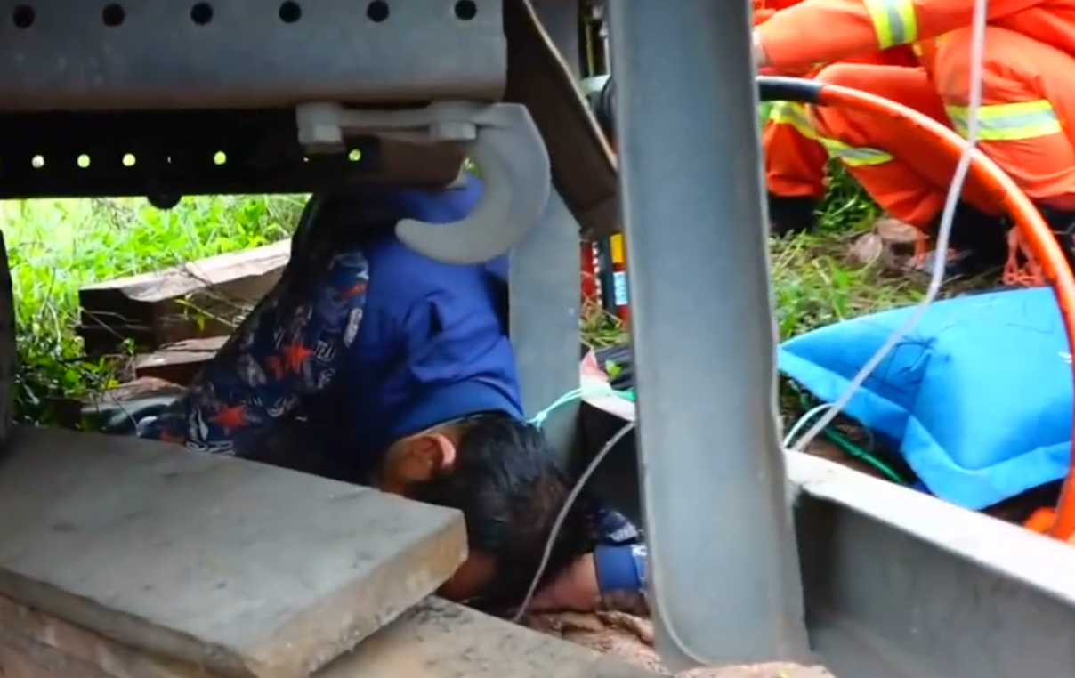 七吨重货车压在男子身上,坚持了三小时被救出!出事原因令人愤慨