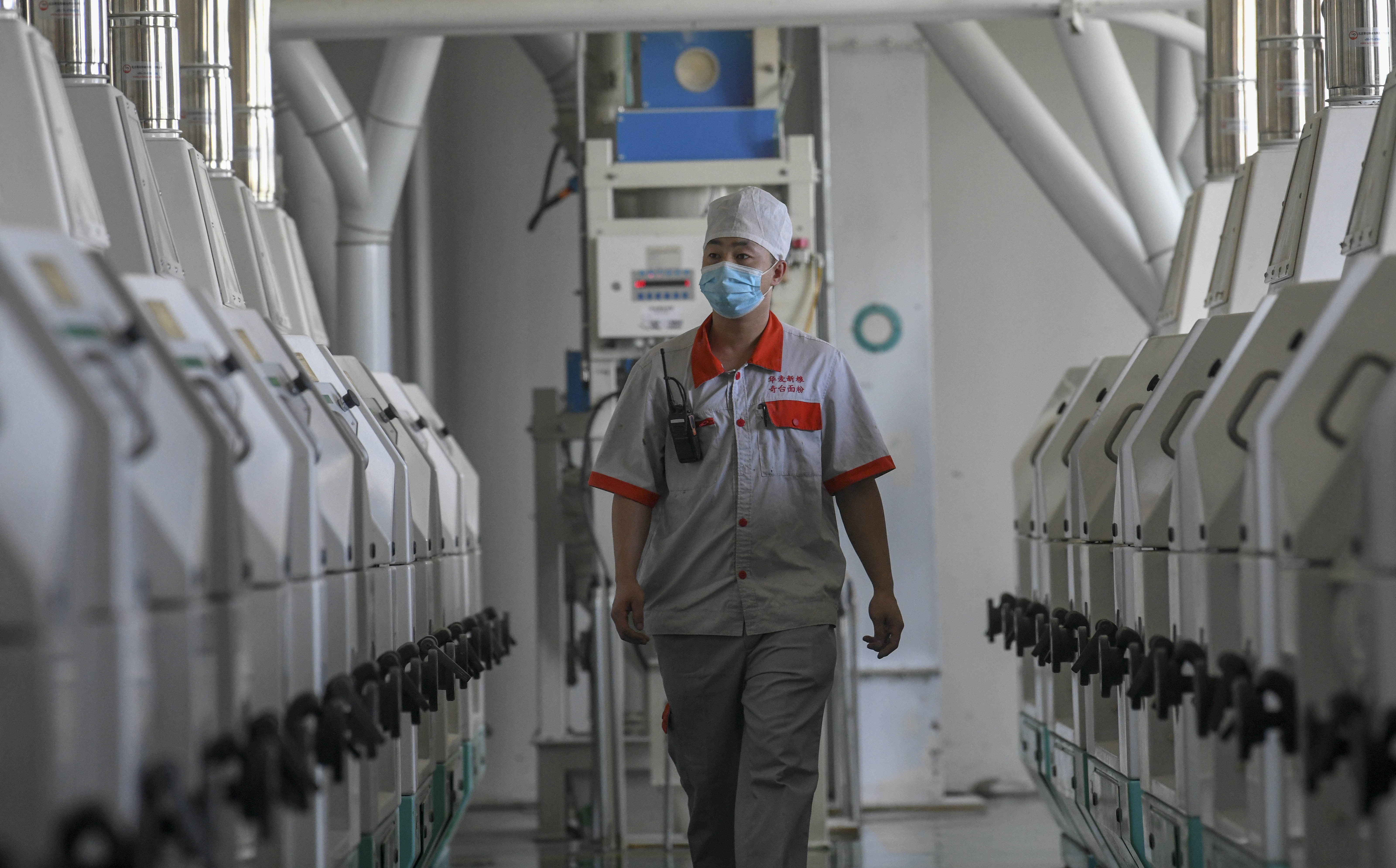 保供应 4月29日,在奇台县新疆华麦新粮面粉有限责任公司生产车间里