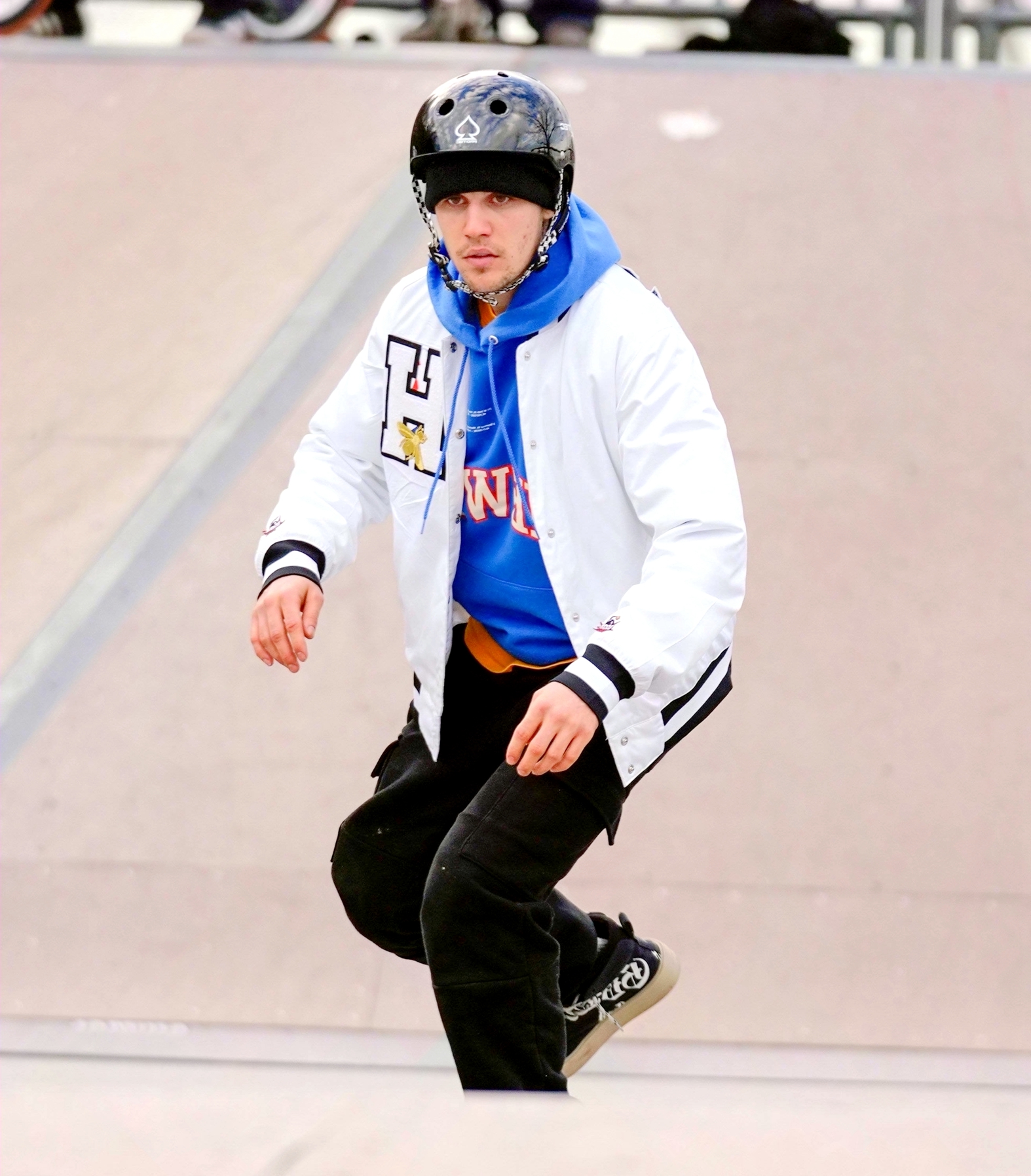 今日份快乐源泉之justin bieber玩儿滑板!网友:最后一张光头强