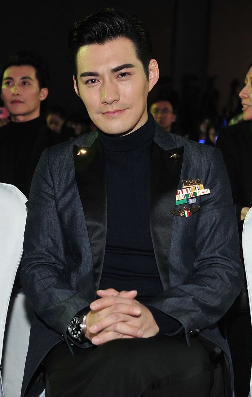 严宽原本很红,但是他在事业上升期突然宣布恋情,粉丝情绪激动之下