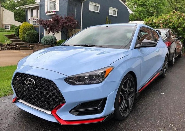 现代新性能跑车街拍,三门设计 大尾翼,比大众高尔夫 r高调