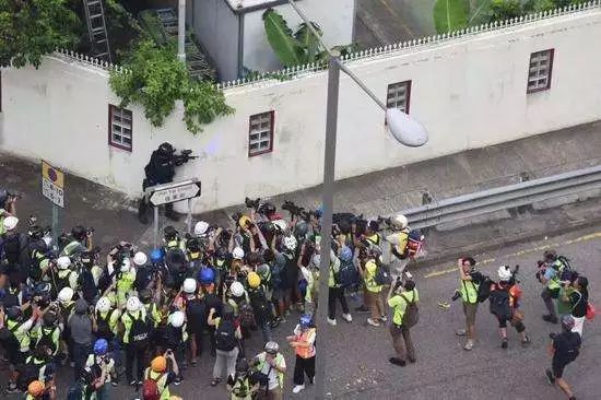 香港警方:明显有"假记者"袭警并掩护暴徒