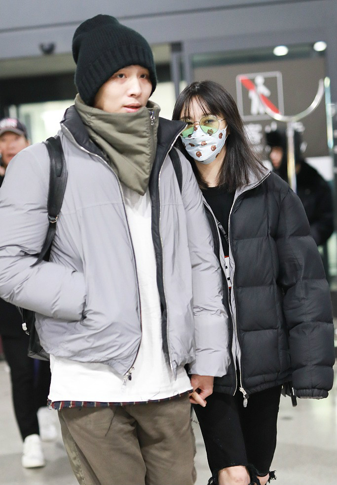 互穿衣服?郑爽男友张恒疑似穿女友外套 俩人一路十指紧扣超甜蜜