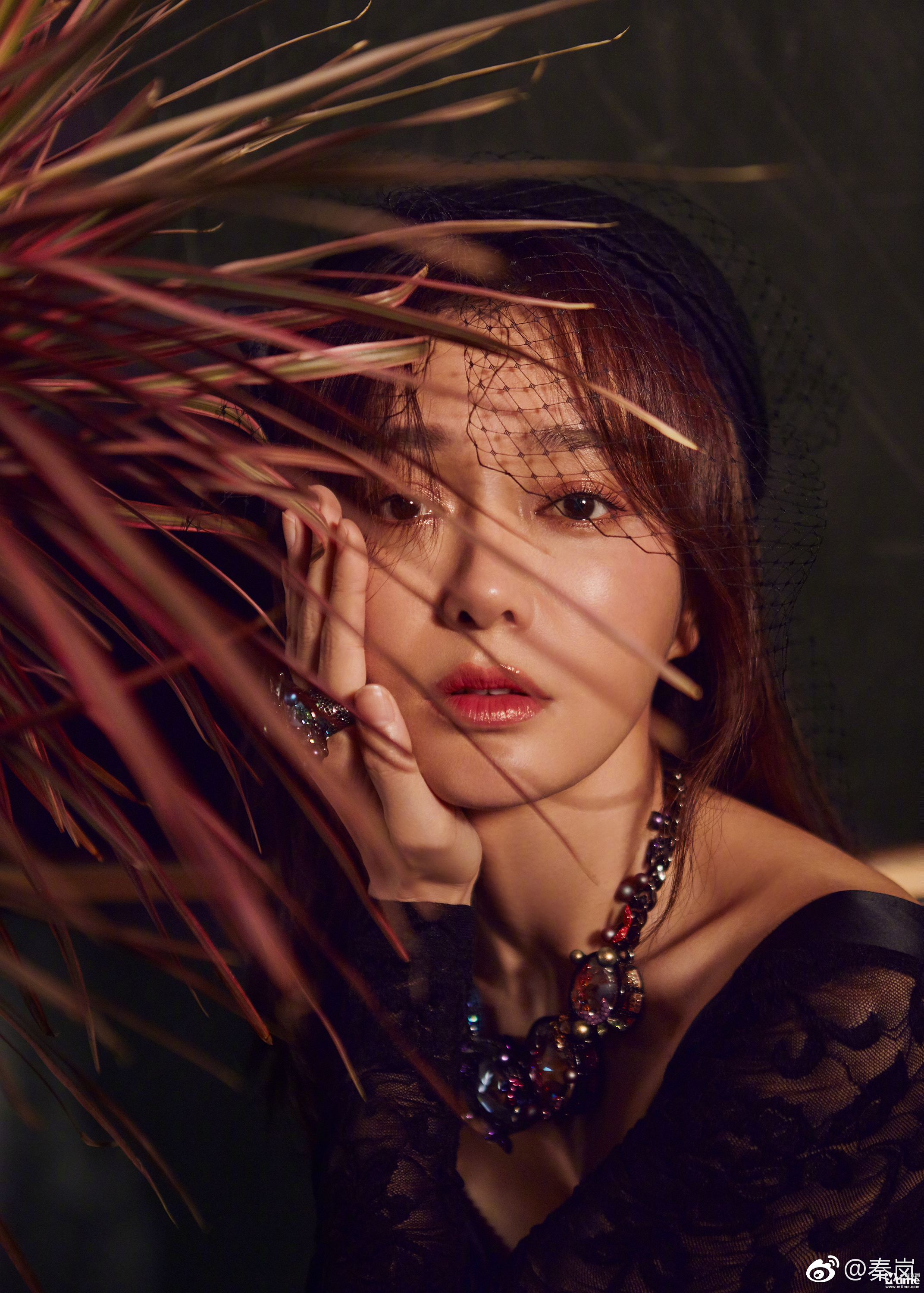 "富察皇后"秦岚登香港时尚杂志封面