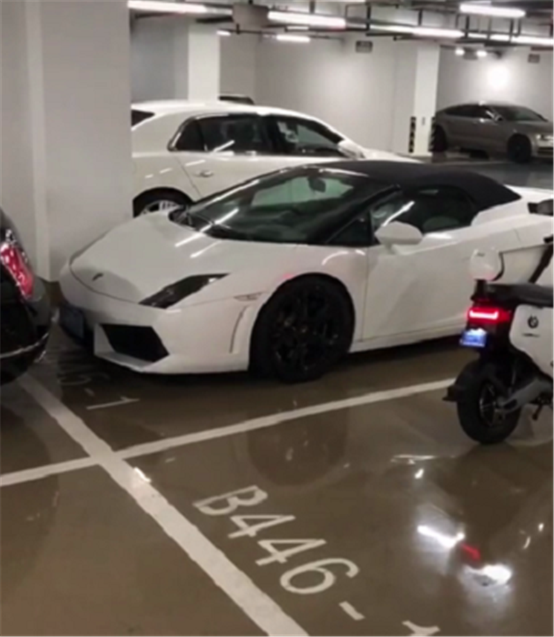 车库实拍540万兰博基尼,3.9秒破百,车旁一台宝马电瓶车成了亮点
