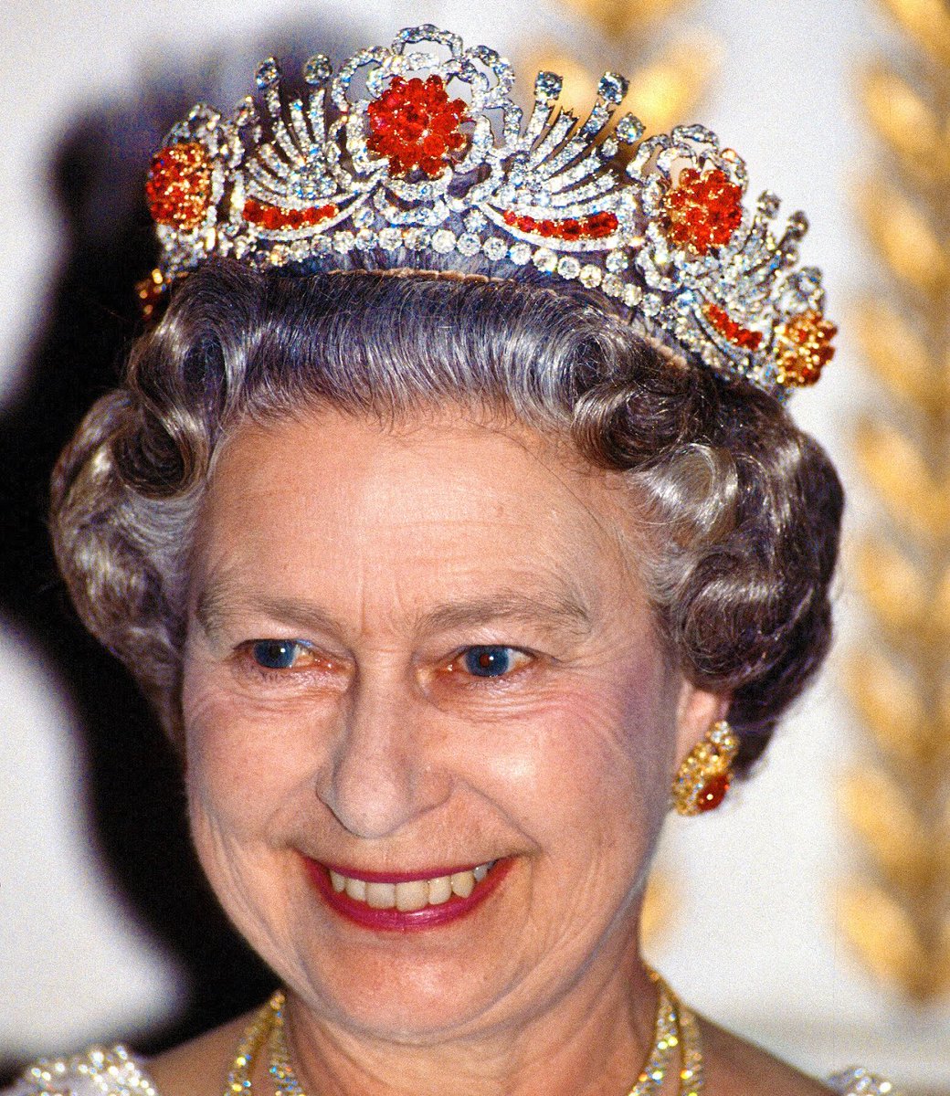 王室的女人王冠好多!英国女王最喜欢这一顶,戴安娜的