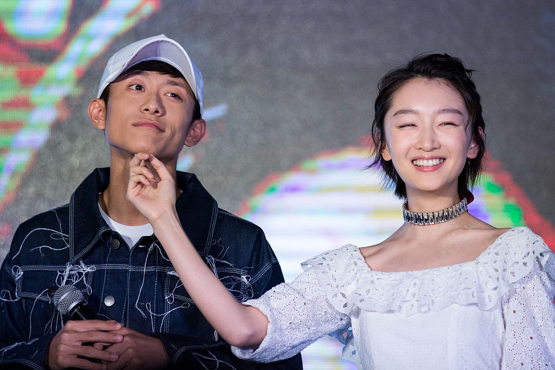 在一次采访中,记者问张一山:杨紫和周冬雨同时掉水里,你先救谁?