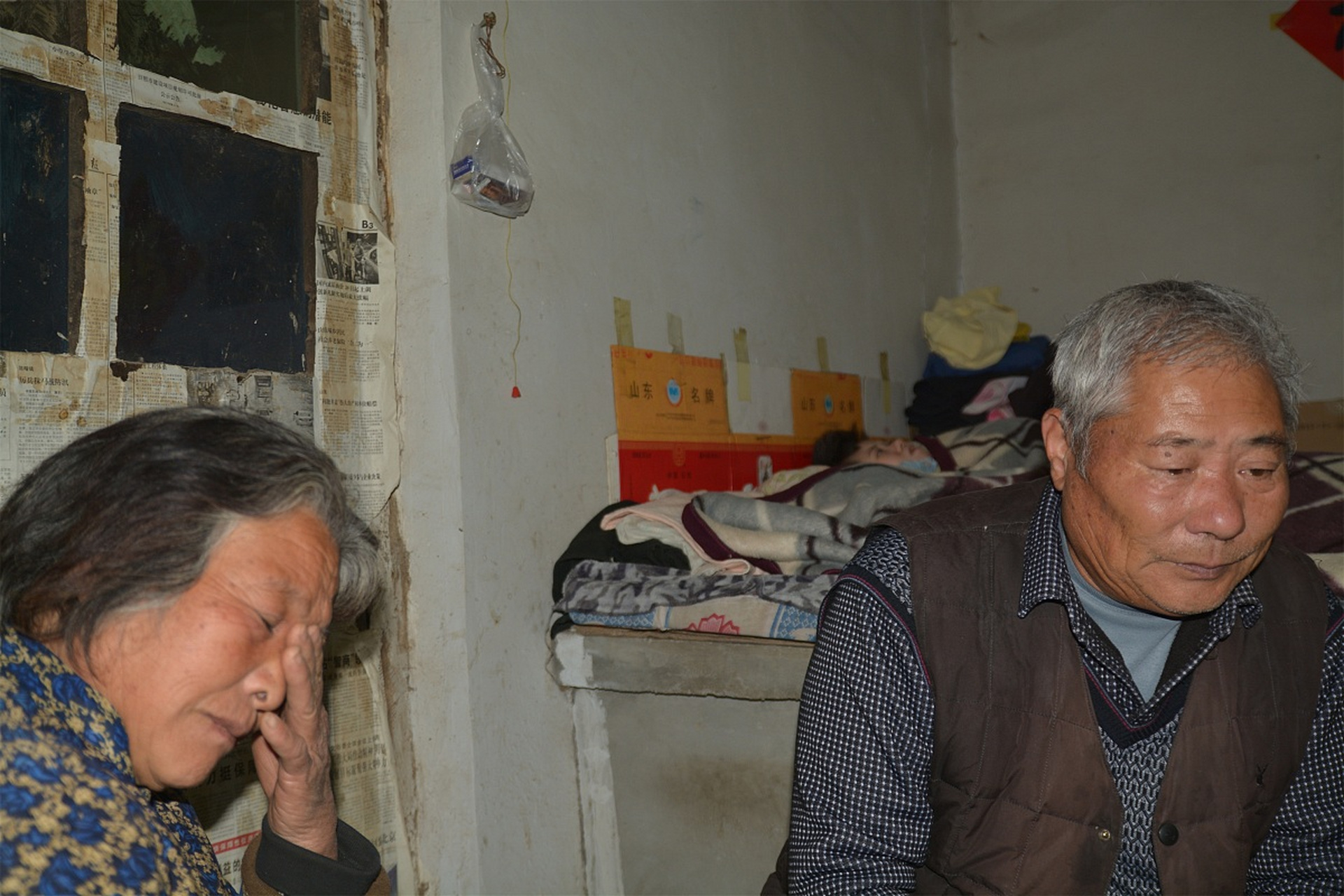 老伴病了去住院没钱,就去3个儿子家要,大儿子,二儿子都没给,只有三