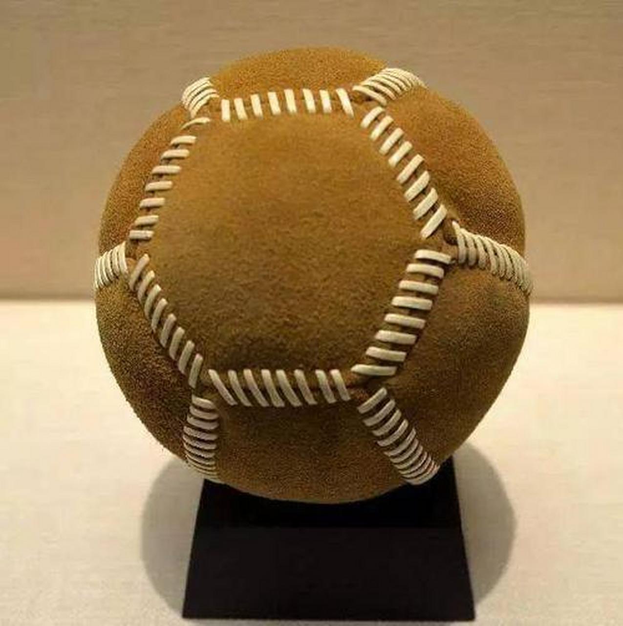 蹴鞠,就是用足去踢球.这是古代清明节时人们喜爱的一种游戏