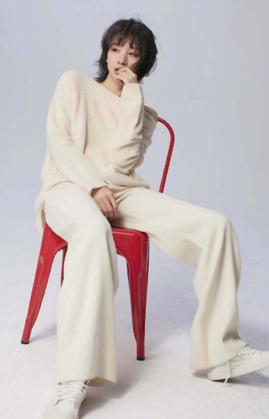 章龄之配着一双小白鞋,而且还不会遮住鞋子,只想说章龄之的腿是有多长