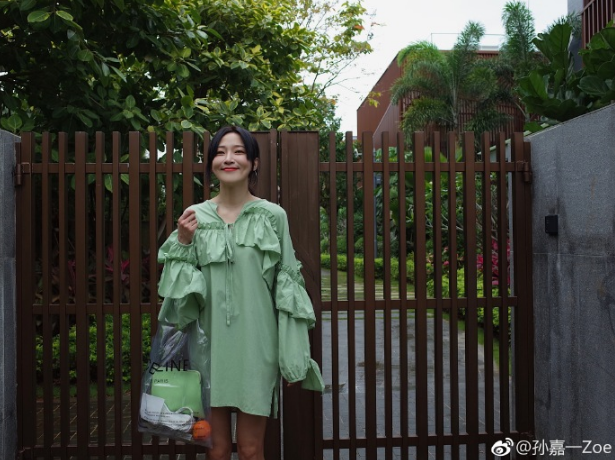 孙嘉一化身"孙小绿",穿着清凉享受春日美景!