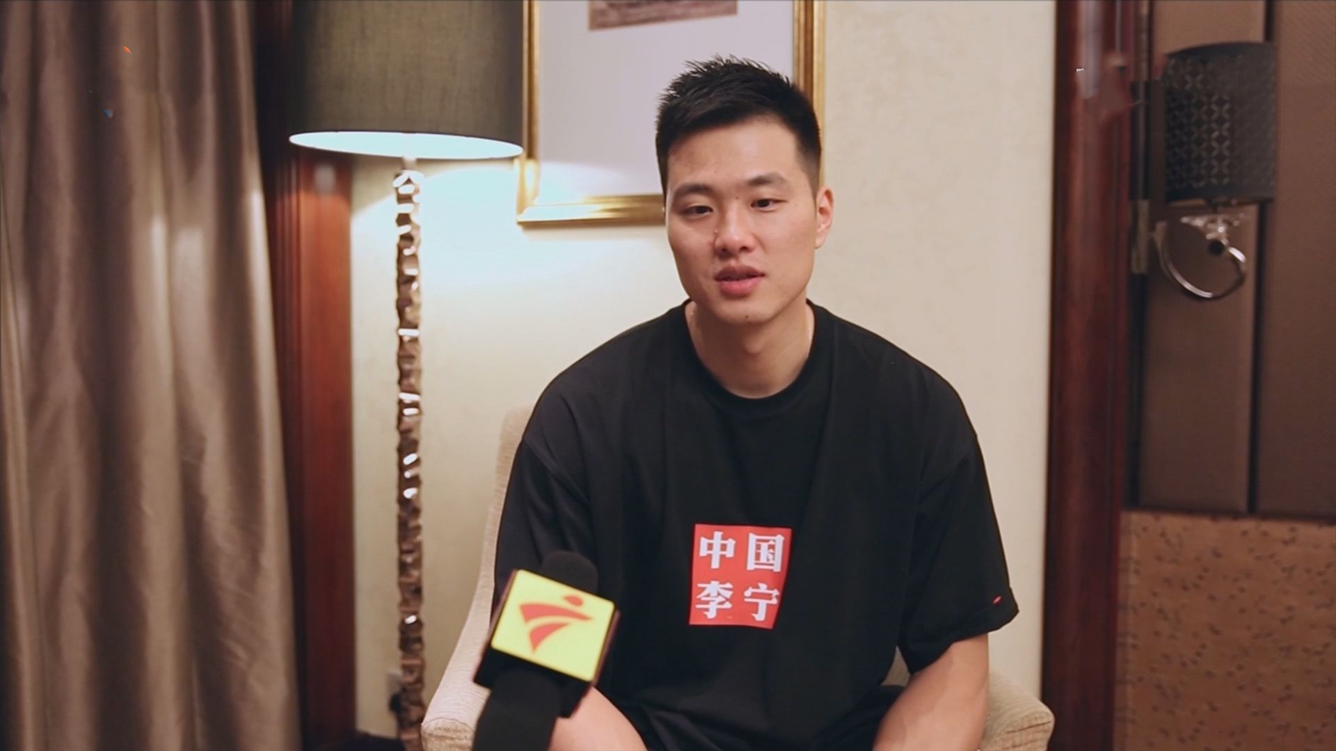 孟铎离队心情好,与新婚妻子带家长约会,母亲打扮时髦红光满面