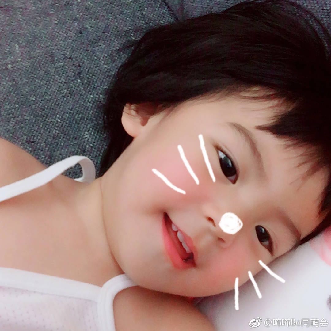 贾静雯的女儿bo妞调皮的啃拖鞋,牙齿都长齐了,太可爱了吧!