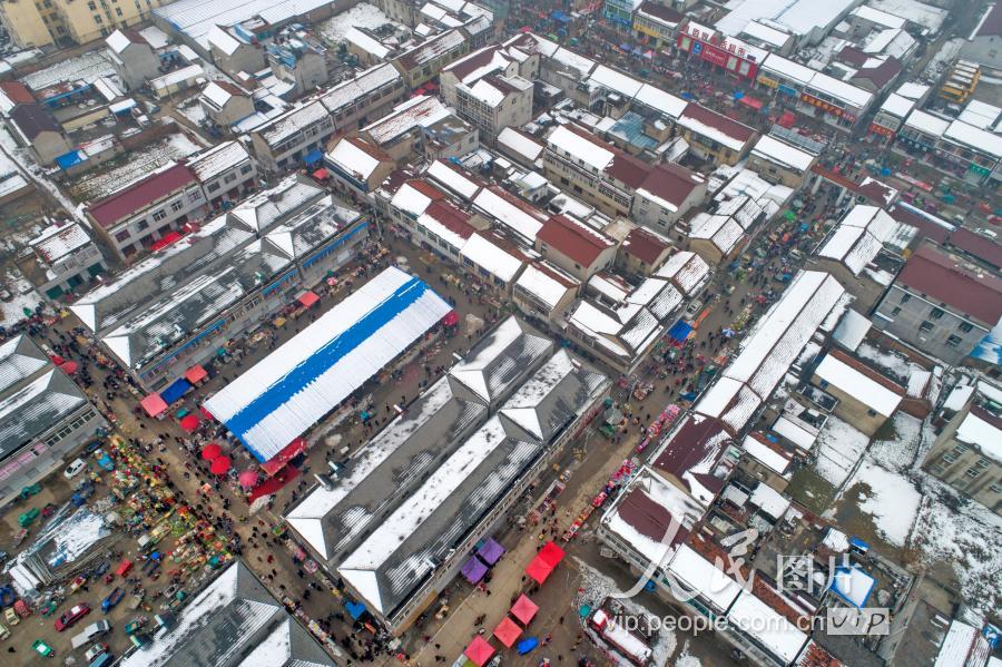 2019年2月2日,江苏淮安,淮阴区丁集镇市场上购年货的村民人潮如织.