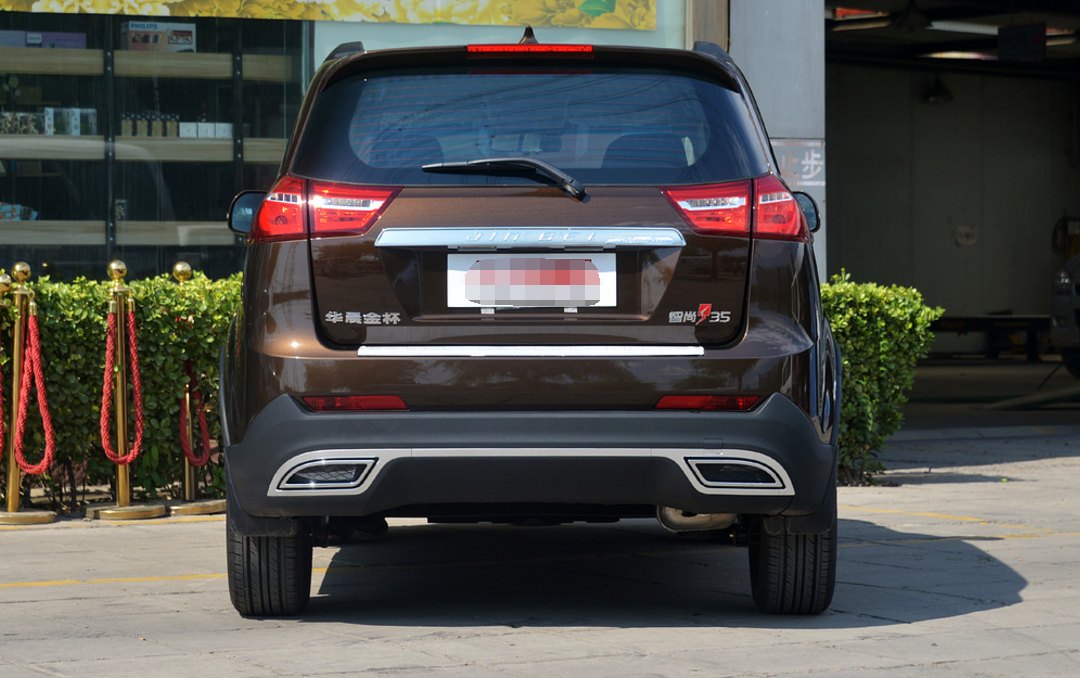 金杯华晨华瑞智尚s35车尾采用全新的设计,整体上简约且具有高级感.