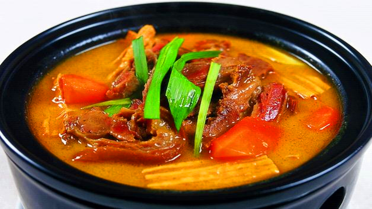 3,番茄羊肉煲 选带皮羊肉500克,适当带点肥肉最好.