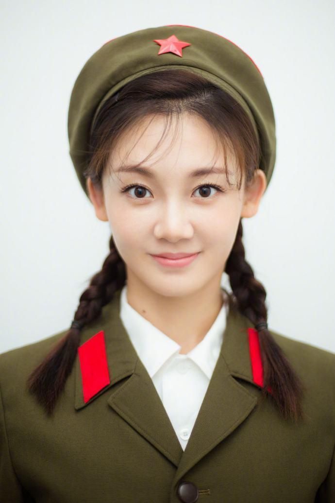 她俩因《芳华》走红,女二成功逆袭,女一却沦为3线明星!