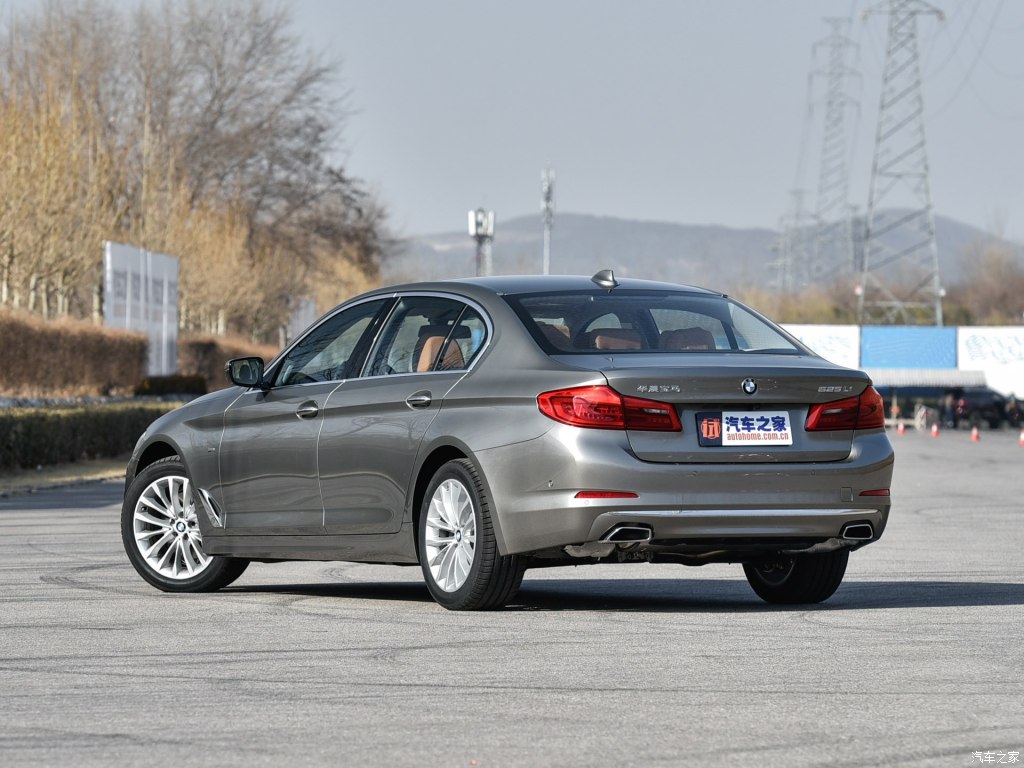 5系虽然没有完全抛开上代车型的影子,但是进步也是非常明显的,做工