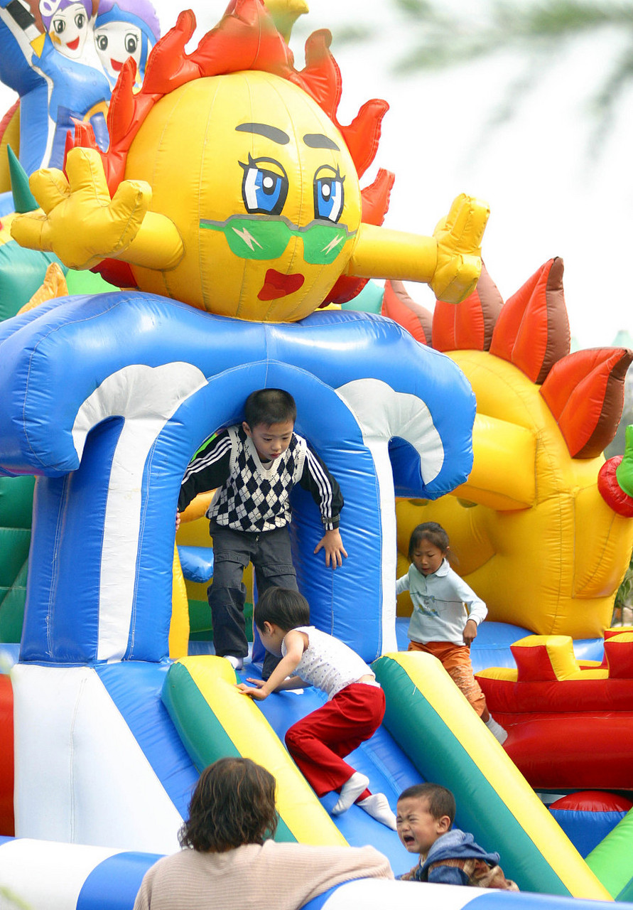 在一个普通的周末下午,阳光明媚,两对老人带着三个孩子去了游乐园.