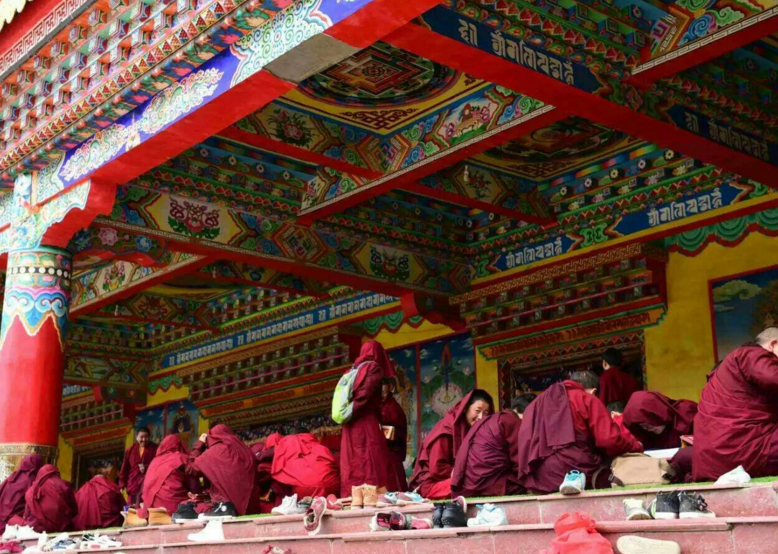 喇荣五明佛学院:全世界最大的佛学院,可观赏数万僧房密布的奇观