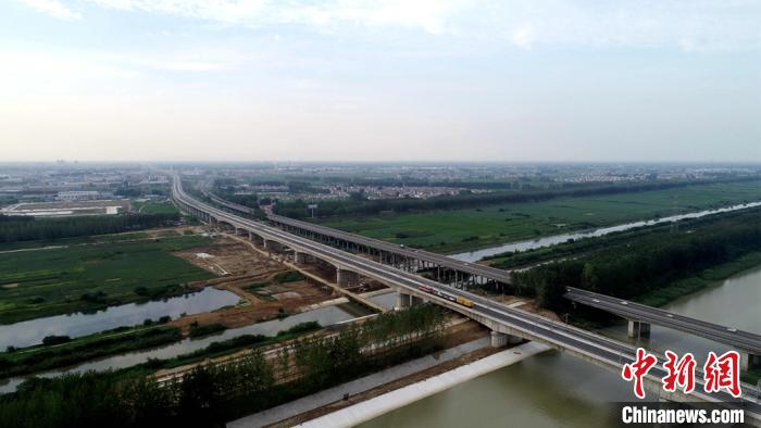 连镇高铁(连淮段)开通运营 特殊设计为未来高铁提供借鉴