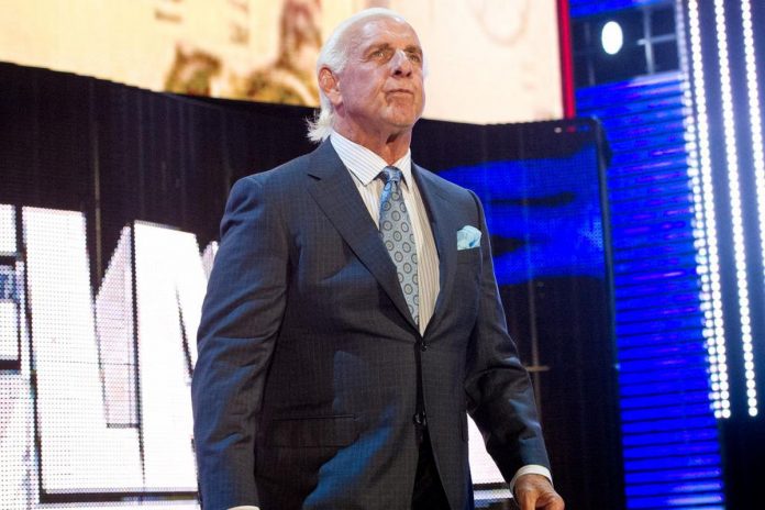 wwe瑞克·佛莱尔今日坐着轮椅出院,答谢医护人员与粉丝!