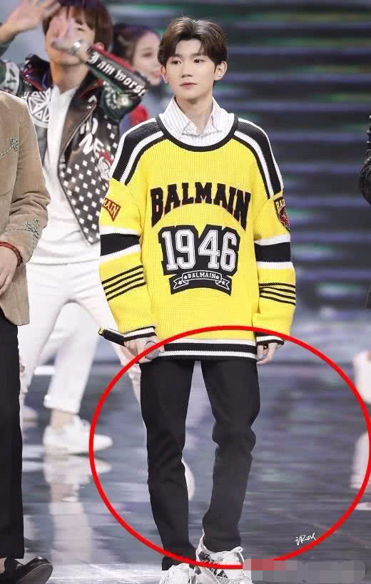 王源舞台照被疯传,多少人注意他裤子了?粉丝:心疼"刚哥"!