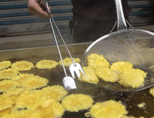 现炸玉米饼市民争相抢购,年轻小伙特色食品赚大钱