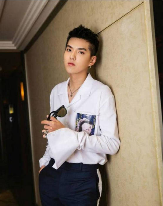 带你看看吴亦凡住的豪宅,单纯客厅就两层楼高,水晶吊灯价值不菲