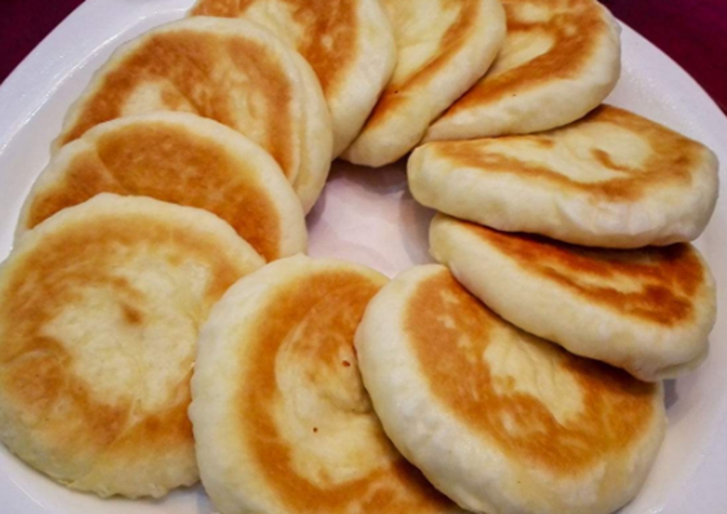 以前的小孩放学就喜欢让大人烙这种饼给自己吃,很多小孩放学回家后都