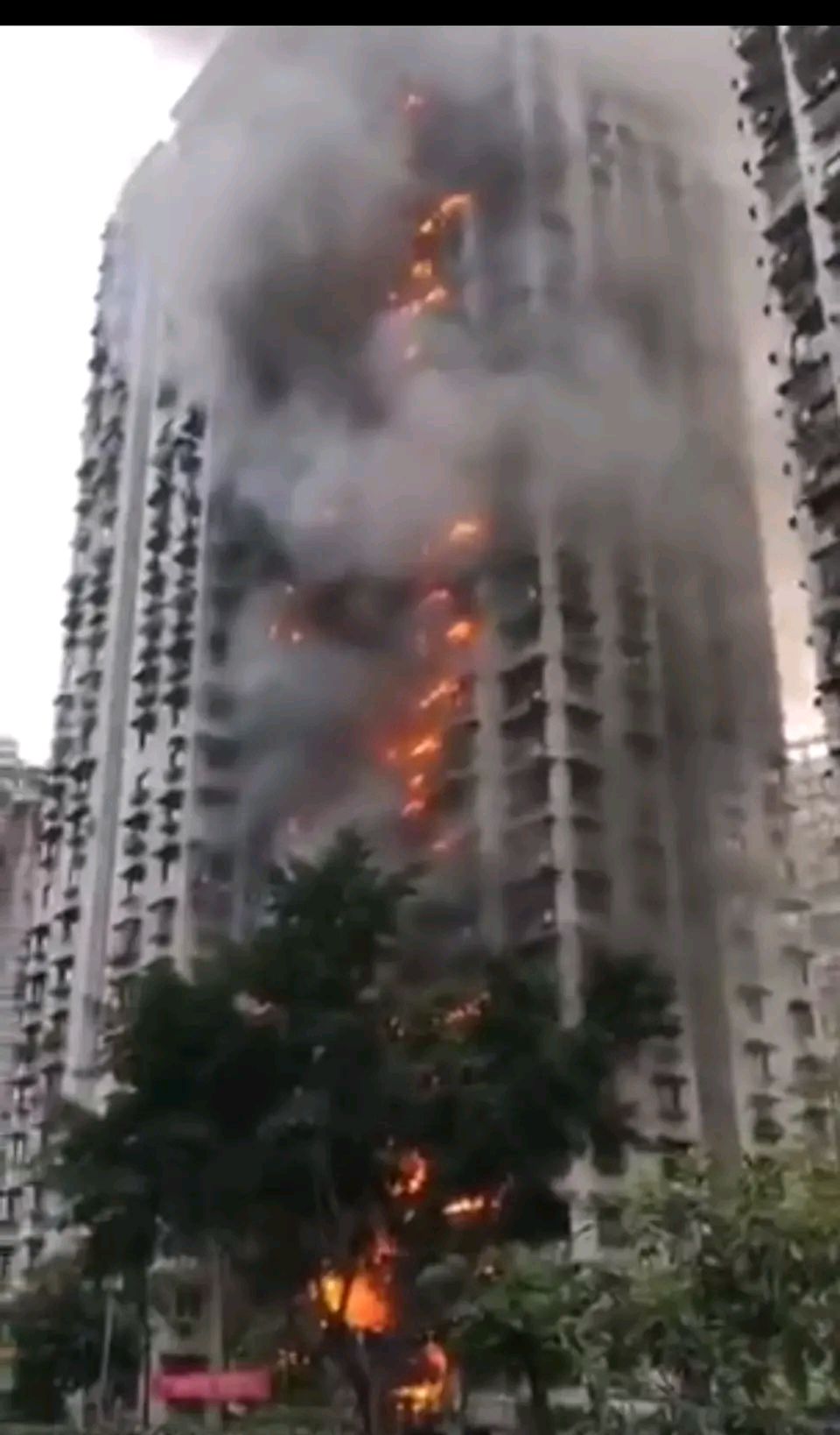 重庆渝北区加州花园小区发生大火