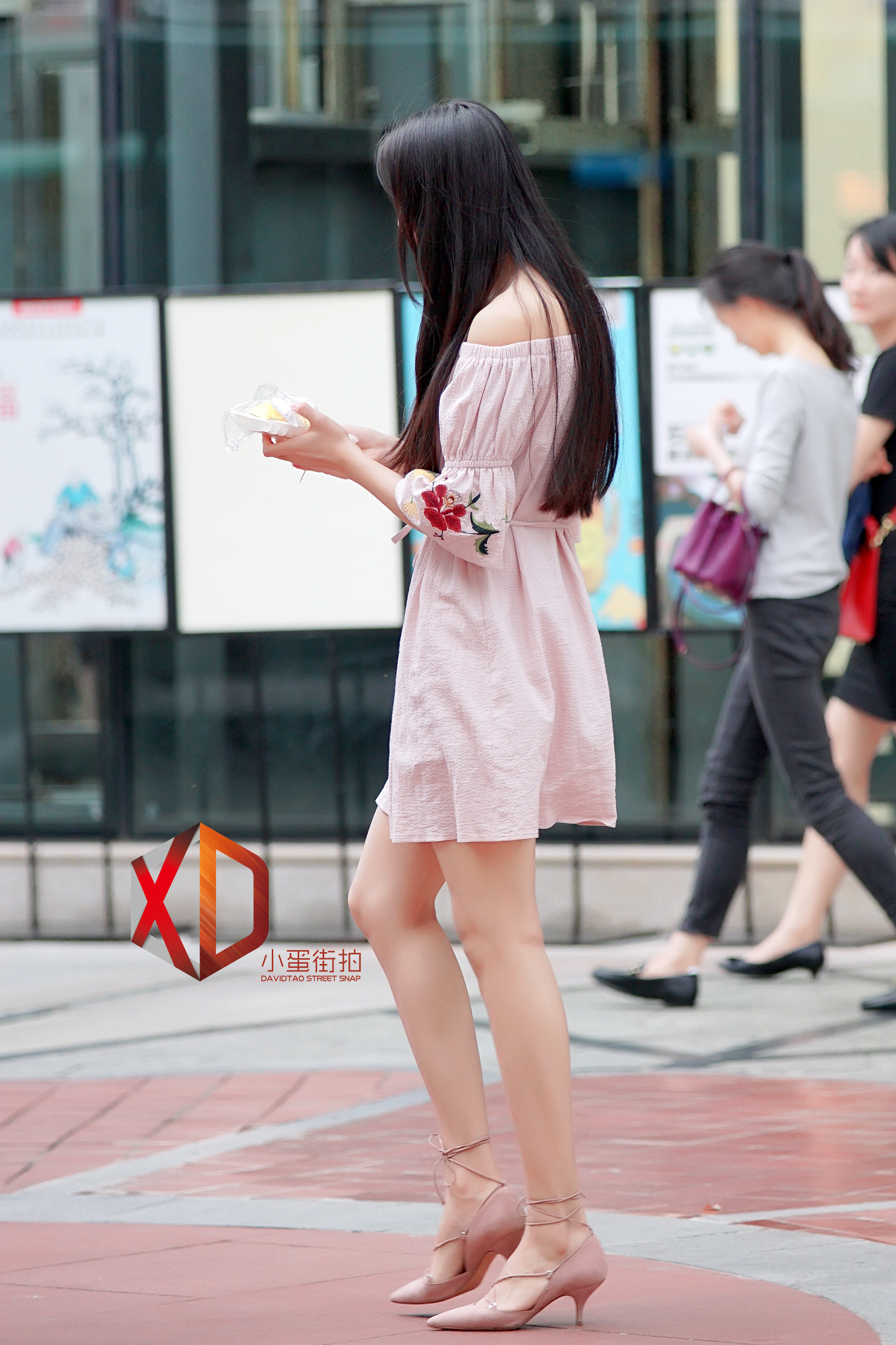 街拍深圳:粉色超短连衣裙,纤细白腿,高跟鞋,身材丰满而迷人!
