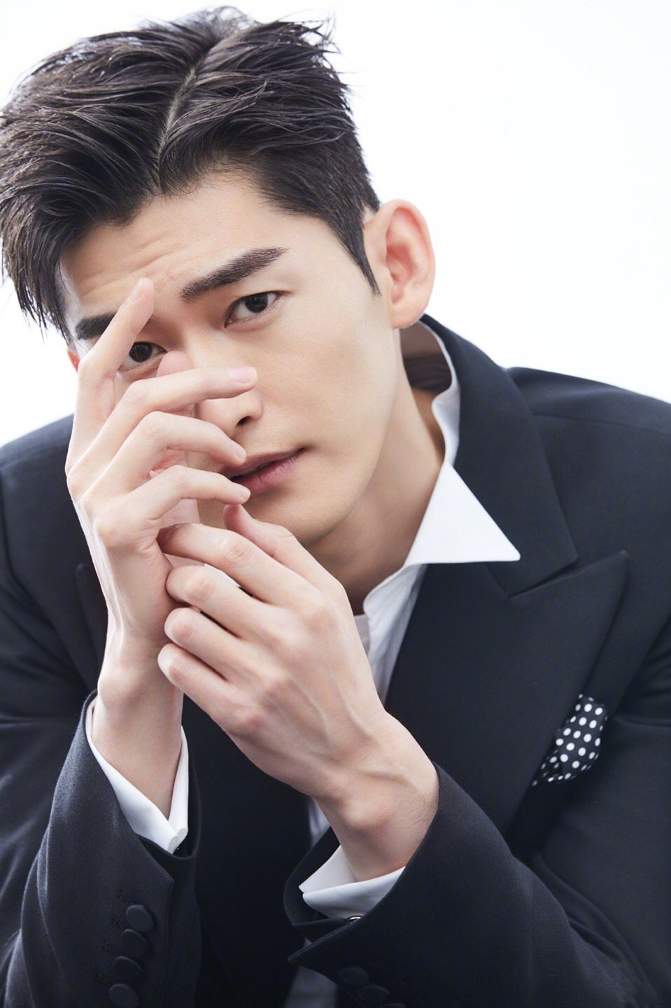 张翰:英俊潇洒成熟稳重,图四看起来很帅气