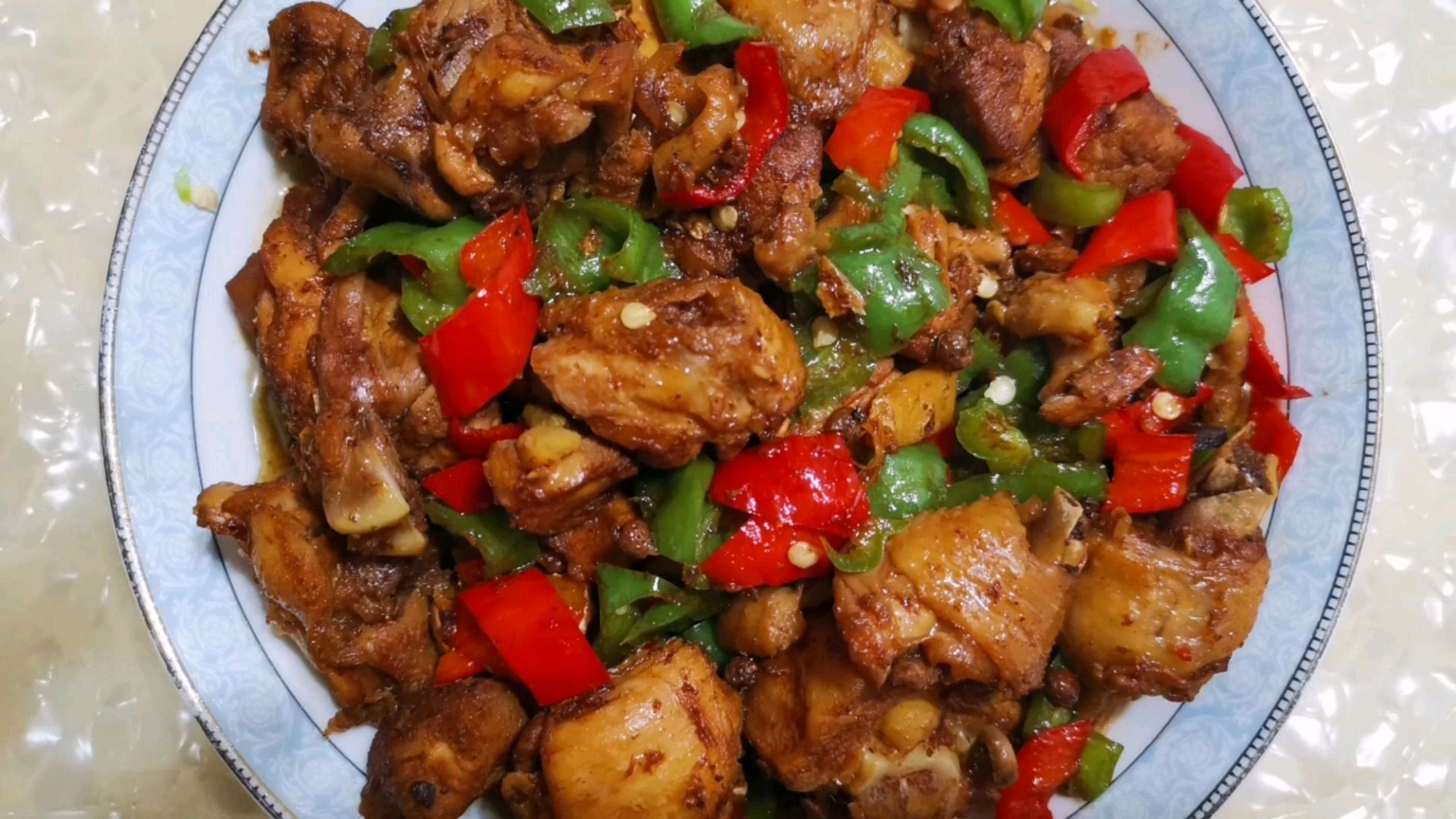 啤酒鸡的家常做法,鲜香肉嫩,汤汁浓郁,味道很赞