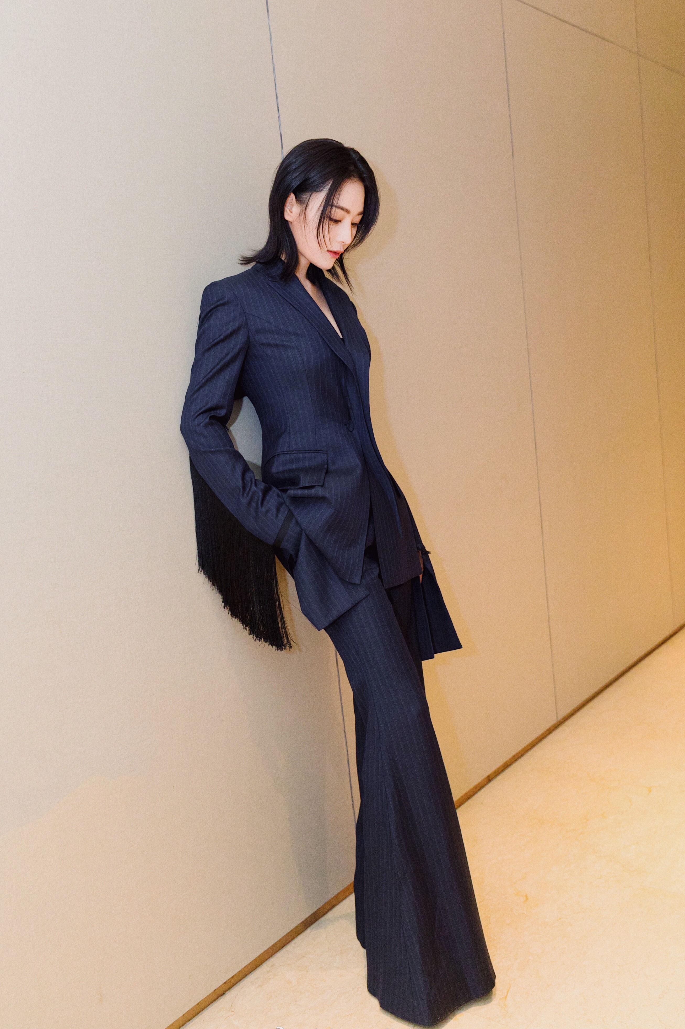 张馨予解锁"美艳攻"造型,v领小蛮腰,处处是小心机