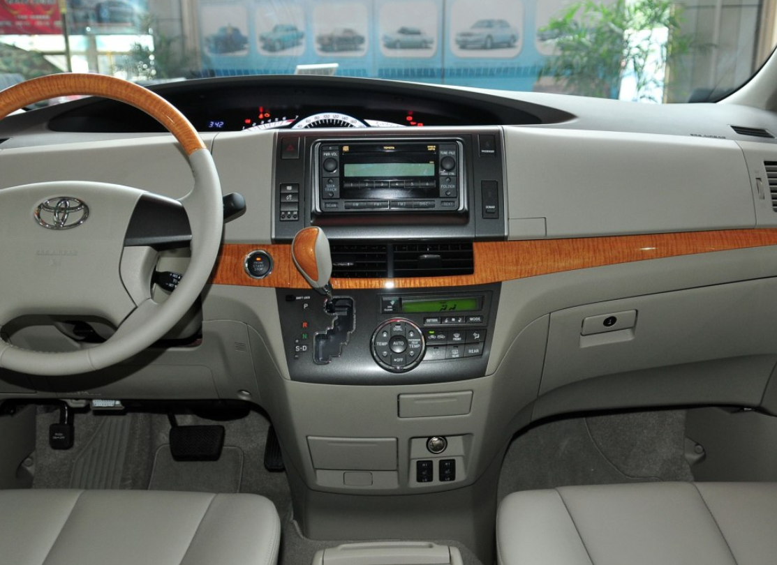 内饰做的还好,设计的档次还可以,内饰沉稳大气,功能区划分明显,设计