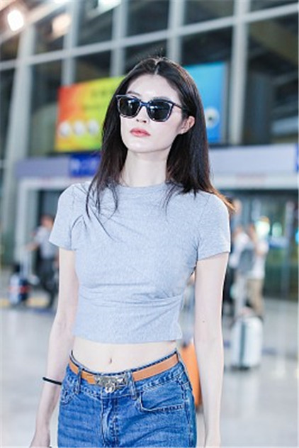 何穗现身机场 身穿露脐装秀曼妙曲线 边走边撩发电力十足