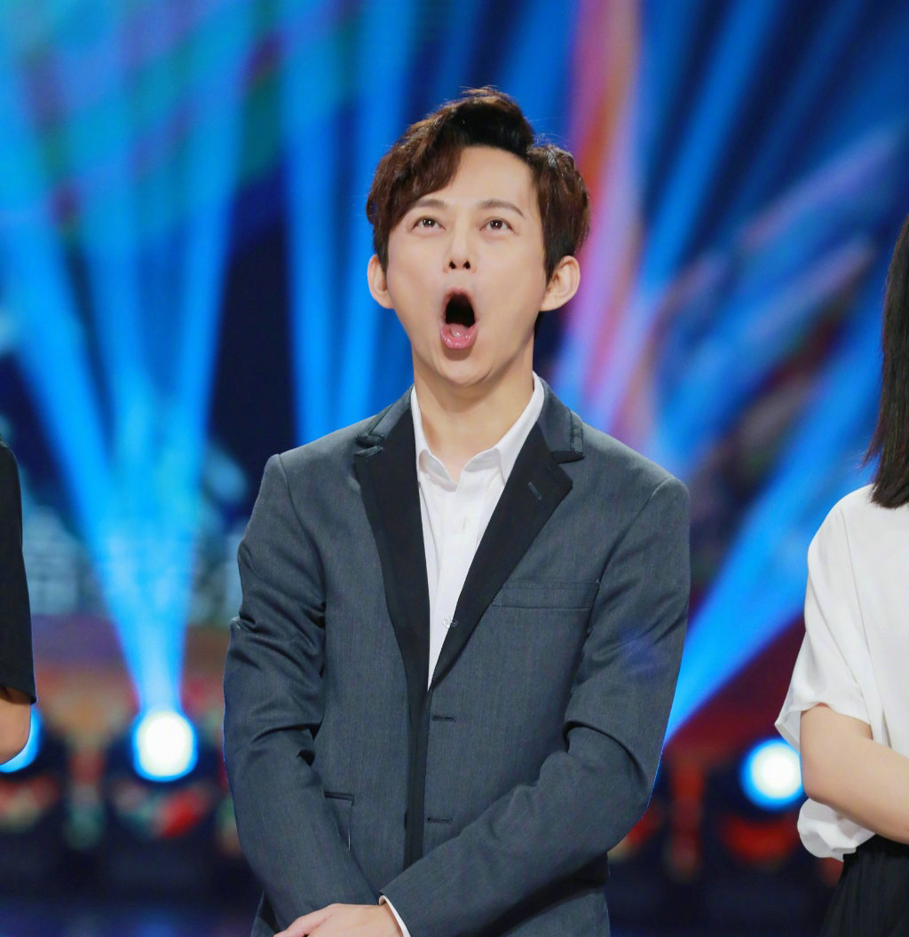 何炅海报照片,一身深蓝色衬衣,帅帅的! 转载自百家号作者:娱顽童